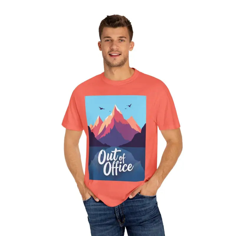 Coral T-shirt featuring a mountain graphic, ideal for hiking and skiing activities