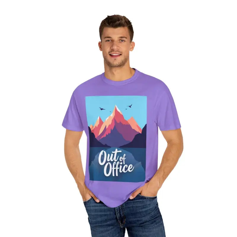 Lavender unisex t-shirt featuring a mountain graphic, ideal for hiking and skiing